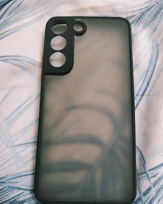cover opaca con pulsanti rossi