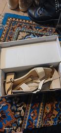 sandali con tacco basso beige