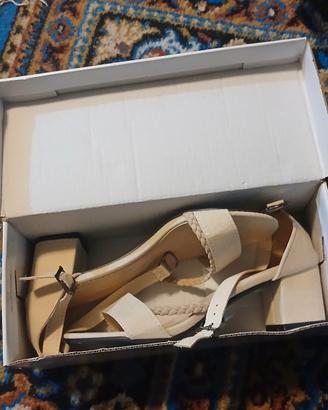 sandali con tacco basso beige