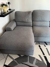 Divano con penosola e movimento relax