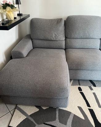 Divano con penosola e movimento relax