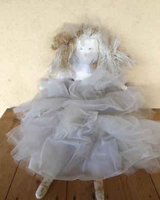 Bambola vintage in stoffa con abito da sposa