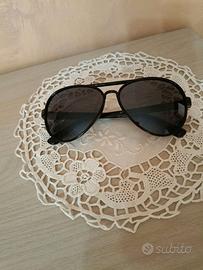 Occhiali da sole unisex neri a goccia in plastica.