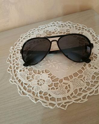 Occhiali da sole unisex neri a goccia in plastica.