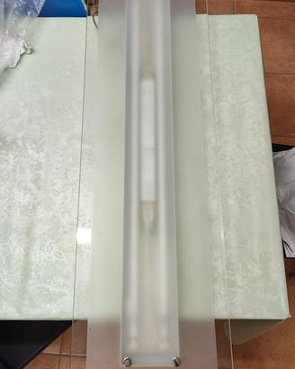 Lampadario in vetro con tubi a neon x cucina