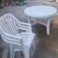 tavolo tondo e tré sedie per esterno 
