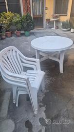 tavolo tondo e tré sedie per esterno 
