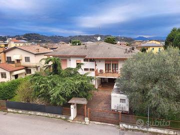 Villa di 452 m² con più di 5 locali e box auto a C