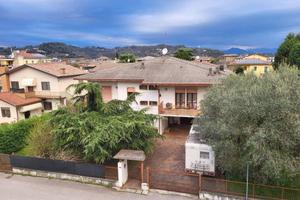 Villa di 452 m² con più di 5 locali e box auto a C
