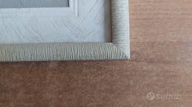 Cornice rettangolare in legno lavorato color panna