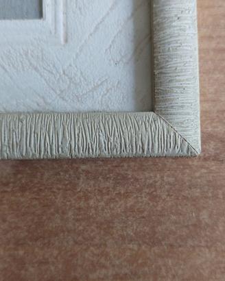 Cornice rettangolare in legno lavorato color panna