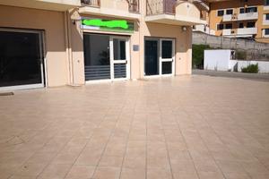 Magazzino con ampio spazio esterno in strada di tr