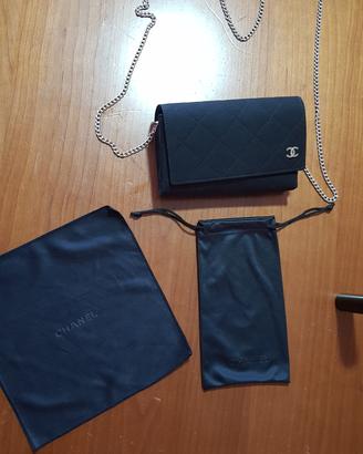 astuccio  Chanel  con tracolla 
