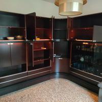 armadio con vetrina e illuminazione 