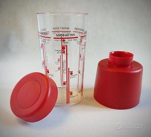 Shaker vintage rosso con ricette per cocktail