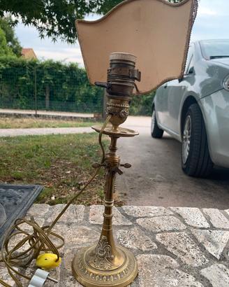 Lampada da tavolo nobiliare.