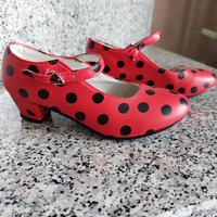 Scarpe da flamenco con costume da spagnola