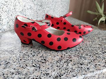 Scarpe da flamenco con costume da spagnola