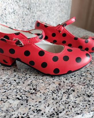Scarpe da flamenco con costume da spagnola