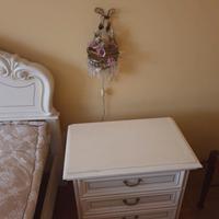 Comodini shabby vintage eleganti bianchi