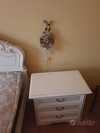 Comodini shabby vintage eleganti bianchi