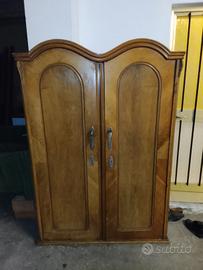 Armadio antico in legno massello stile vittoriano