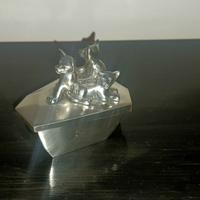 Urna per ceneri dei gatti in peltro e acciaio 