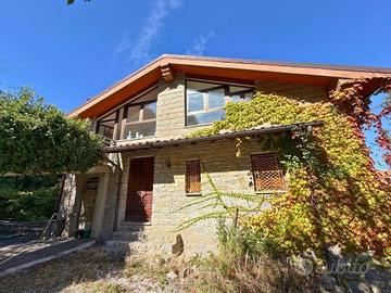 Villa di 645 m² con più di 5 locali e box auto a B