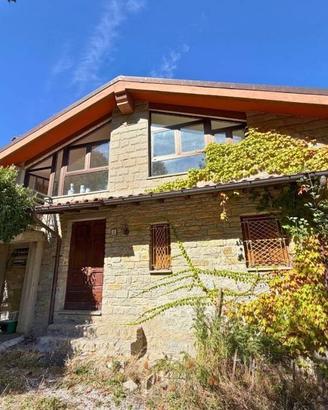 Villa di 645 m² con più di 5 locali e box auto a B