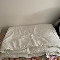 cuscino rettangolare e piumone singolo