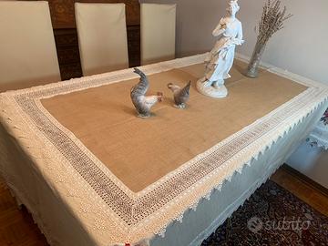 Tovaglia in Juta Ricamata a mano con Macramè