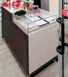 arredamento completo per attività commerciale 