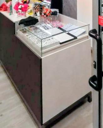arredamento completo per attività commerciale 