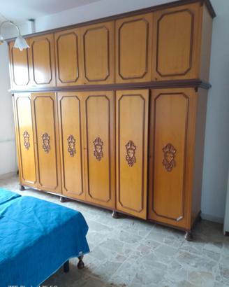 divano, letto e armadio