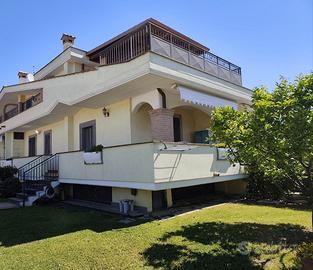 Villa angolare su tre livelli