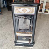 Stufa a legna in ghisa e maioliche