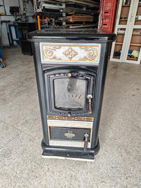 Stufa a legna in ghisa e maioliche