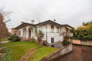 VILLA SU UN PIANO CON GIARDINO!