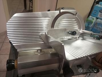 Affettatrice con lama nuova