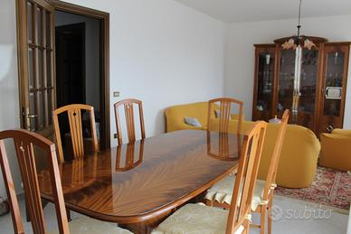 Soggiorno completo: tavolo 6 sedie, vetrina,buffet