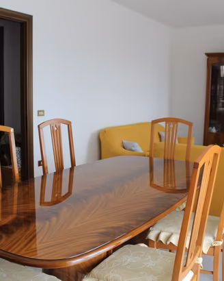 Soggiorno completo: tavolo 6 sedie, vetrina,buffet
