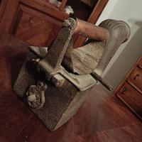 Antico ferro da stiro a carbone in ghisa e legno