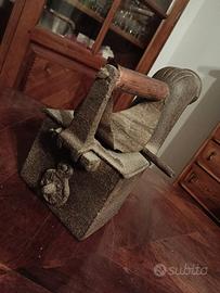 Antico ferro da stiro a carbone in ghisa e legno