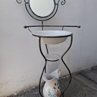 Lavabo in ferro battuto con specchio e brocca