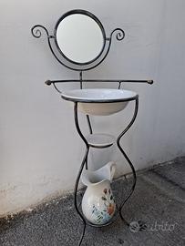 Lavabo in ferro battuto con specchio e brocca