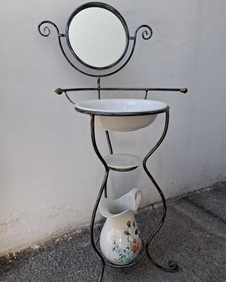 Lavabo in ferro battuto con specchio e brocca