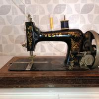 Macchina da cucire portatile Vesta antiquariato