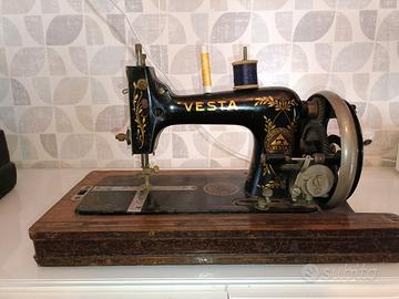 Macchina da cucire portatile Vesta antiquariato