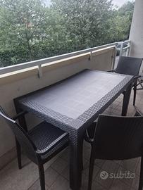 Tavolo e sedie esterno