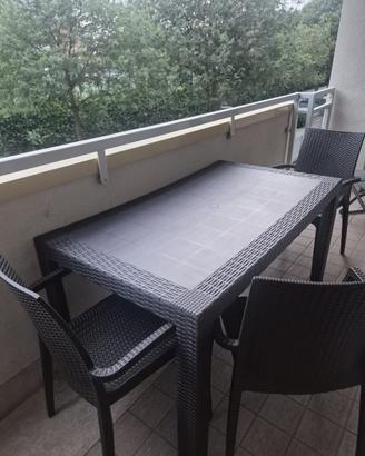 Tavolo e sedie esterno